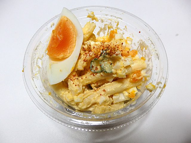 卵のせマカロニサラダ